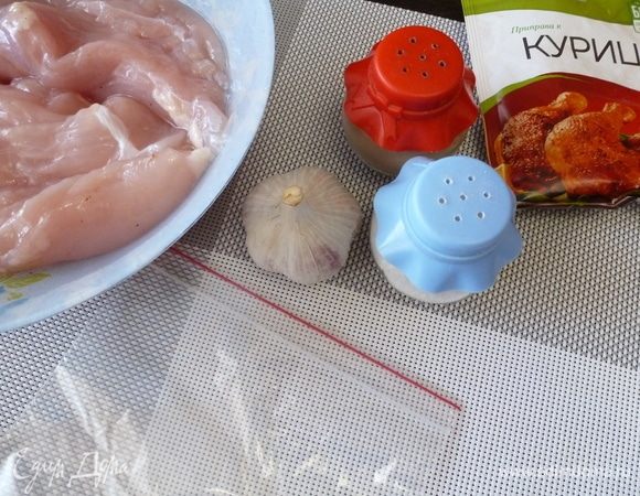 Подготовим продукты для куриной грудки су-вид. Раньше я готовила просто с солью и черным перцем. Сейчас стала экспериментировать. С чесноком, кориандром, прованскими травами и др.
Еще нужны пакеты с застежкой зип-лок, можно, конечно, и в обычном пакете приготовить, но и такие пакеты сейчас купить не проблема. Проверьте, чтобы пакеты были целыми и без повреждений, нам не нужно, чтобы вода проникла в пакет.