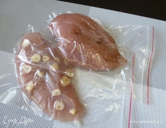 Смажем филе растительным маслом. Обложим пластинками чеснока или специями для птицы. А можно оставить просто с перцем-солью. Из пакета нужно выдавить как можно больше воздуха. Можно опустить пакеты в емкость с водой, и вода выдавит воздух, а можно высосать воздух трубочкой для коктейля)) Я выбрала второй способ. Закрываю пакет, оставляя небольшой отрезок 1–2 см незакрытым. Трубочку для коктейля вставляю в это отверстие и втягиваю воздух, а затем быстро защелкиваю пакет. Вот такой у меня вакуумизатор:))