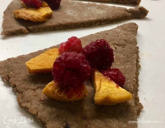 На каждый треугольничек выкладываем персики, малину и посыпаем сахаром.