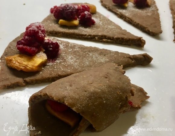 Заворачиваем конвертиком, чтобы носик треугольничка оказался внизу.