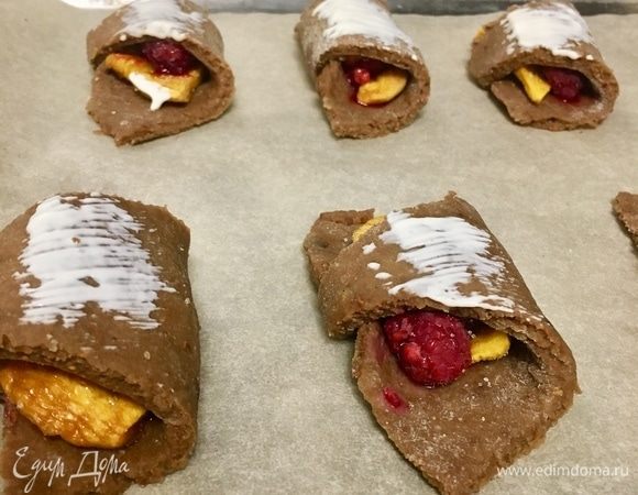 Выкладываем конвертики на пергамент, смазываем немного верх сметаной и отправляем в разогретую до 180°С духовку минут на 20–30. Следите за своей духовкой и не сойдите с ума от ароматов.