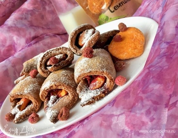 Готовое печенье остудить и посыпать сахарной пудрой.