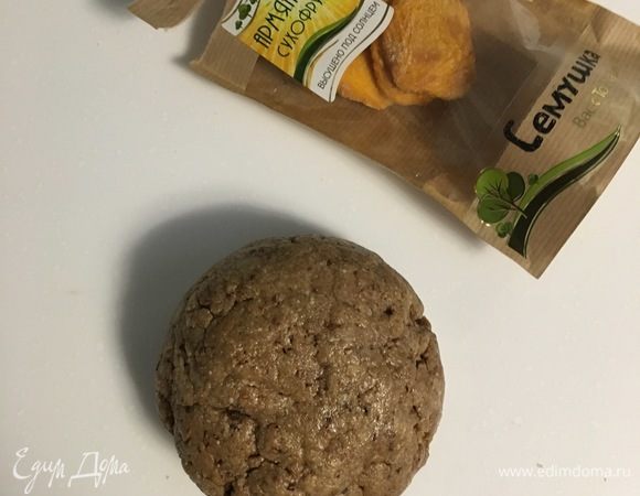 Тесто легко собирается в комок. Оно нежное и поддатливое. Работать с ним легко. Можно убрать на 40 минут в холодильник, что я и сделала. Тем временем персики извлекла из коньяка и нарезала не очень мелко. Малину достала из морозилки, чтобы немного разморозить.