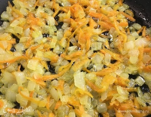 Мелко нарезать лук, морковь натереть на терке. В сковороду налить масло и пассеровать до золотистого цвета.