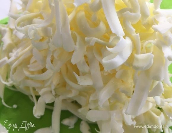 Натереть плавленый сыр.