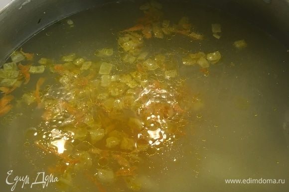 В кастрюлю с готовым отварным картофелем добавить пассерованные лук и морковь. Довести объем до 2 л и дать закипеть.