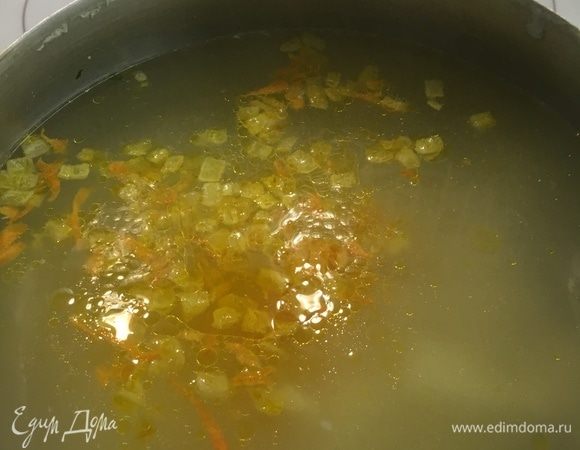 В кастрюлю с готовым отварным картофелем добавить пассерованные лук и морковь. Довести объем до 2 л и дать закипеть.