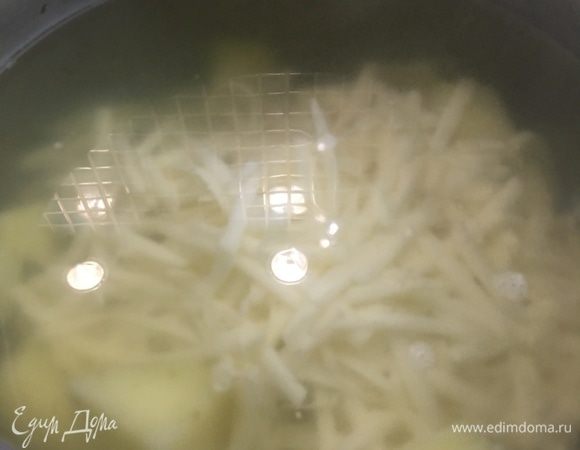 Добавить в кастрюлю натертый плавленый сыр. До кипения не доводить, снять с плиты.