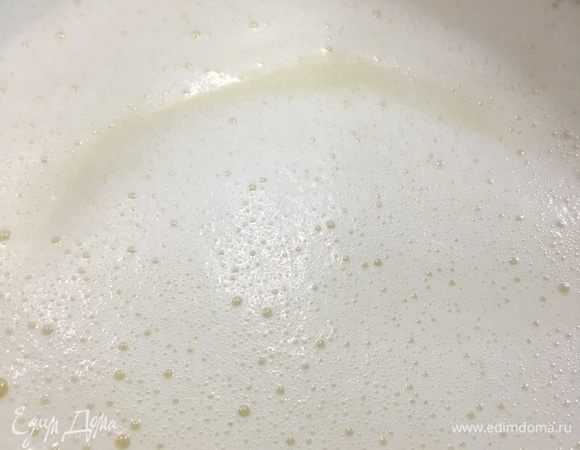 Аккуратно перемолоть все содержимое кастрюли блендером. Снова поставить на плиту, не давая закипеть. Добавить зелень, специи по вкусу. Не пересолить, плавленый сыр солоноват.