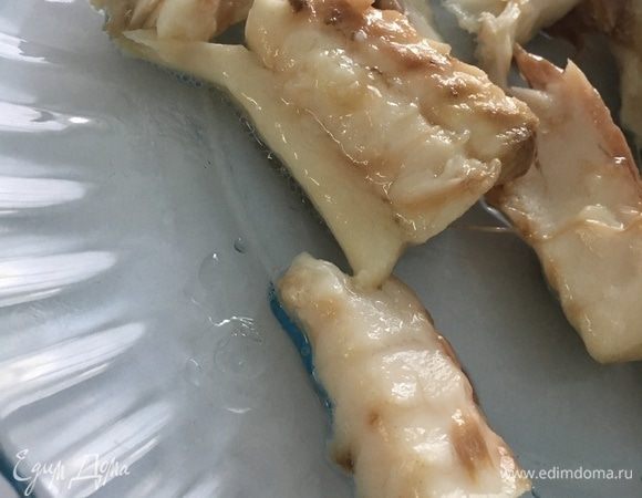 Отварную рыбу отделить от костей на крупные куски.