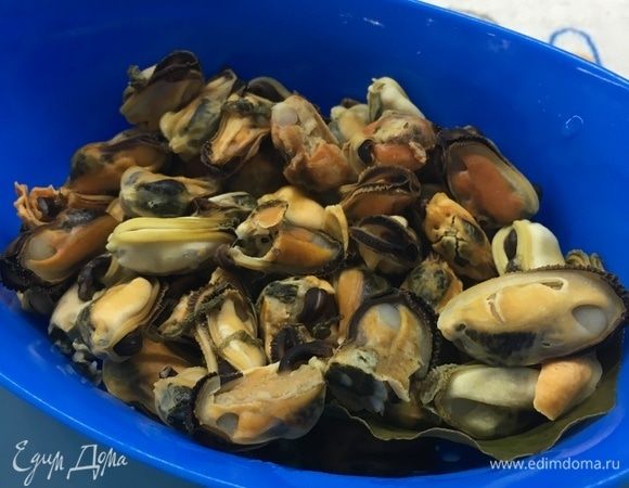 В тарелку наливаем пюреобразный суп, по отдельности добавить отварные мидии и белорыбицу.