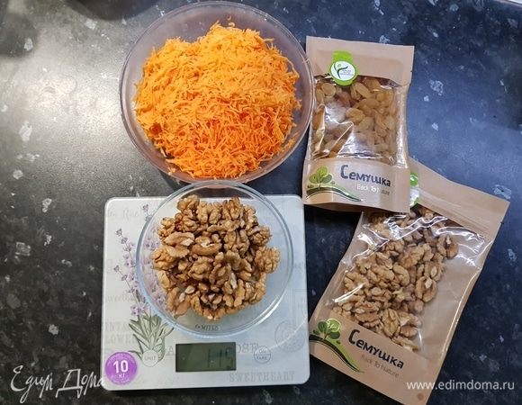 Морковь натереть на средней терке, изюм нарезать на половинки. Изюм брала ТМ «Семушка», резала на 3–4 части, он довольно крупный. Орехи измельчить в крошку (не до состояния муки).