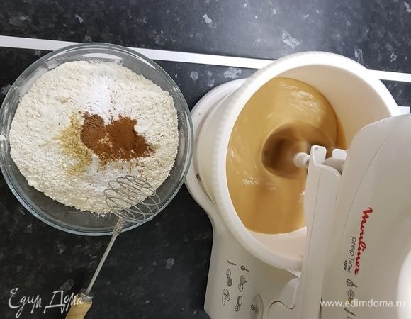 Отдельно смешать просеянную муку, разрыхлитель, ванилин, соль, имбирь, мускатный орех, корицу. Добавить все в полученную смесь и хорошо перемешать.