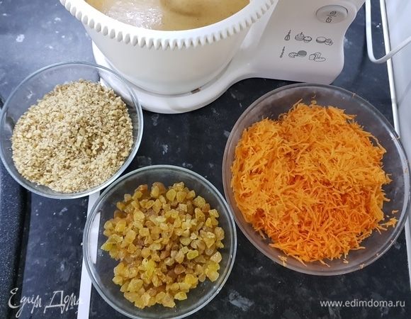 Добавить орехи, изюм и морковь, хорошо перемешать.