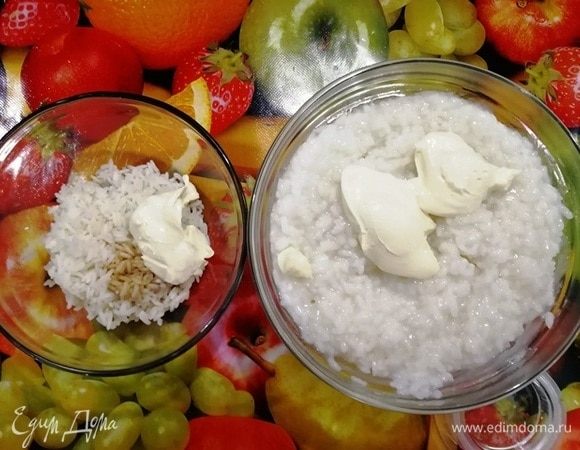 Отвариваем рис согласно инструкции на упаковке. Круглый рис хорошо разваривается и клейкий. Из него будем делать голову, туловище и лапки собачки. Сынок не любит «пустой» рис, поэтому я делаю сливочный. Добавляем в рис соль и плавленый сыр. Длинный рис не разваривается, очень рассыпчатый. Из него будем делать ушки. Подкрасим его соевым соусом и добавим плавленый сыр. Хорошо остужаем рис.