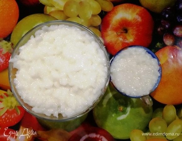 Берем 2 емкости — побольше и поменьше. Главное, чтобы донышко было полукругом. Я взяла чайную чашку и креманку. Утрамбовываем в них рис.