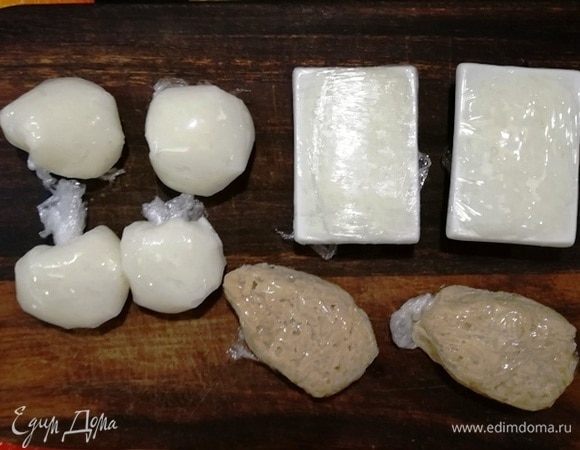 Делаем заготовки. Для щечек и передних лапок формируем с помощью пищевой пленки шарики. В емкости для соевого соуса я утрамбовала рис для задних лапок. Также обмотала пленкой. Из подкрашенного риса формируем ушки.