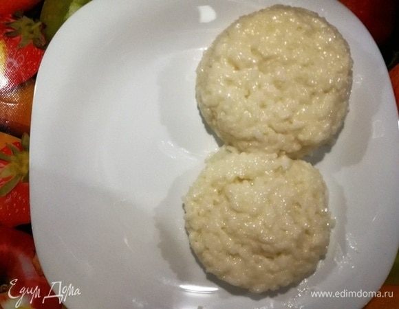 Собираем. Из большей емкости выкладываем голову. Подравниваем при помощи силиконовой лопатки. Меньшая емкость пойдет на пузико.