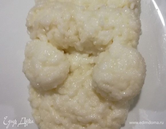 На фото не очень видно щечки. Выкладываем шарики на мордочку и слегка придавливаем их овальной столовой ложкой. Два шарика укладываем на место передних лапок.