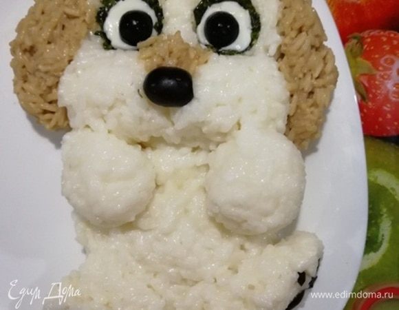 Пимпочку носика и лапки делаем из маслин. Глазки: кругляшки из нори, вареное яйцо, маслины.