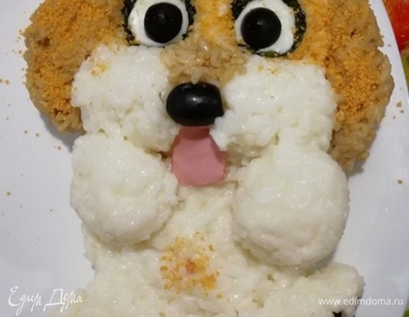 Собачка должна улыбаться, делаем язычок из вареной колбасы. Для «пушистости» посыпаем ушки и вокруг глазок панировочные сухари.