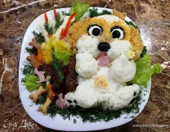 Украшаем тем, что любит ваш ребенок. У меня говядина стир-фрай, манго, зелень, печенье в форме косточки. С помощью формочек из моркови, огурца и колбасы я вырезала собачек. В пластинку плавленого сыра уложила перец болгарский и свернула кулечком. Фантазируйте!
