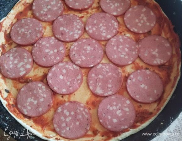 Начинка может быть любая, в моем случае — колбаса полукопченая. И ставим в печь.