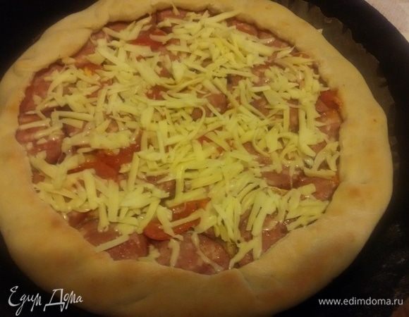 Сверху положите помидоры и натрите сыр, зелень добавляю, когда уже все готово.