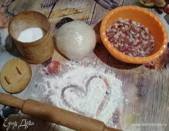 Тесто довольно таки простое, как пельменное (только добавил 50 г водочки) и дал отдохнуть 20 минут. Готовим с любовью, тогда ваши блюда будут изысканными. Мясо нарубил на мелкие кусочки, приправил, посолил и добавил нашинкованный лук.