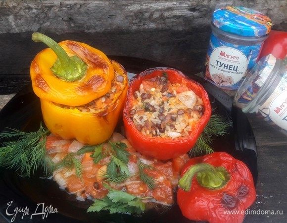 На блюдо выложить оставшие помидоры, украсить зеленью и выложить готовые перцы. Подавать теплыми. 