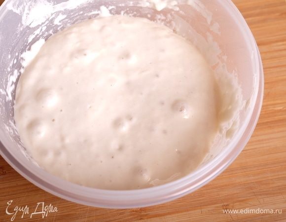 Для опары смешать закваску, муку и воду, накрыть крышкой и оставить при комнатной температуре на 8–10 часов.