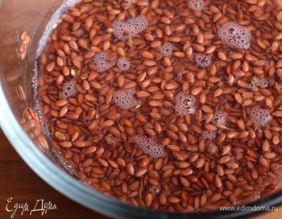 Поджарить семена льна на сухой сковороде до золотистого цвета, залить водой и оставить для набухания также на 8–10 часов.