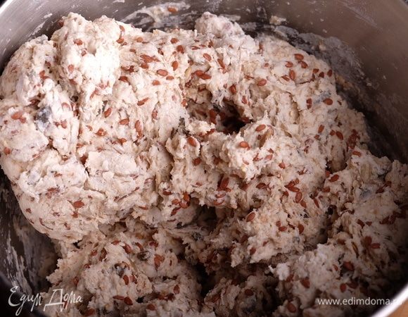 Когда опара и мочка готовы, начать готовить тесто. Для этого смешать в деже миксера готовую опару, мочку (со всей водой), оба вида муки. Перемешать до полного увлажнения муки, накрыть пленкой и оставить на автолиз на 30 минут.