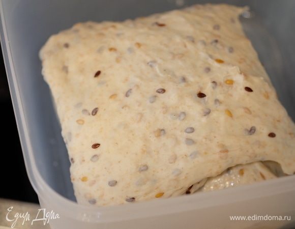 Когда автолиз завершен, начать замешивать тесто: 3 минуты на 1-ой скорости миксера, добавить мед. Перевести скорость на вторую, вмешать мед (3 минуты). Добавить соль, месить еще 3 минуты. В итоге тесто должно стать совершенно однородным и нелипким. Сложить его, поместить в контейнер, смазанный маслом, и оставить на брожение при 22–24°С на 2,5 часа.