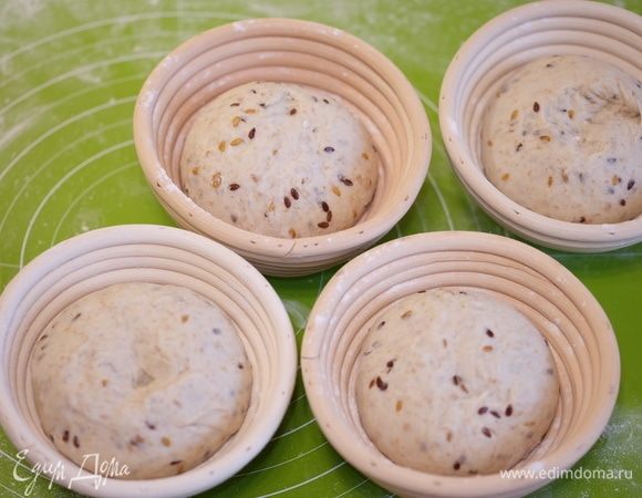 Готовое тесто должно увеличиться в размере примерно в 2 раза. Обмять его, округлить, разделить на 4 равные части, из каждой части сформовать булочки, уложить в расстоечные корзинки. Расстойка — 2,5 часа.