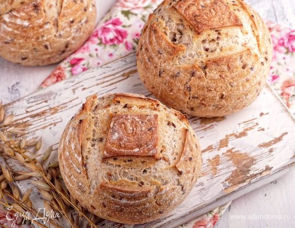 Выпекать булочки с паром при температуре 250°С 10 минут, затем пар убрать и допекать до готовности (примерно 20–25 минут). Ориентироваться на температуру внутри булочек —
 готовые изделия внутри имеют температуру 95–98°С.