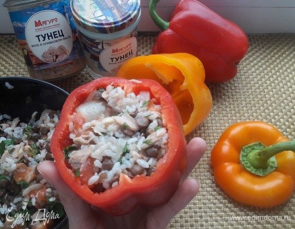 Наполнить перцы готовой смесью и поставить в духовку запекать на 20 минут при температуре 180°С.