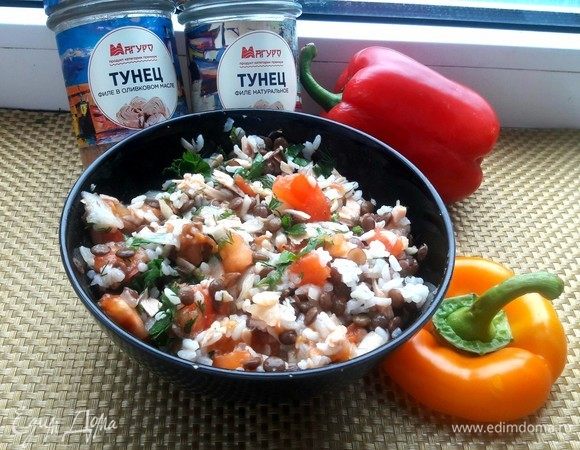 В готовый рис с чечевицей добавить тунца и пассерованные овощи, также по вкусу добавить специи и чеснок.