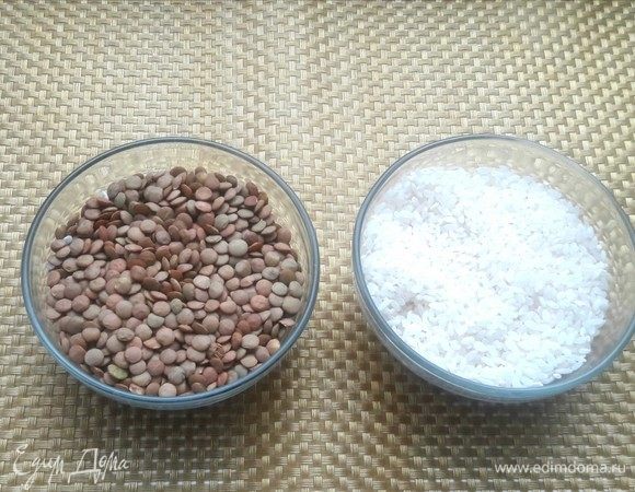 Рис и чечевицу сварить до полной готовности.