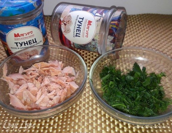 Тунец ТМ «Магуро» нарезать, зелень нашинковать.