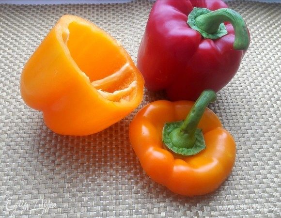 С перцев срезать крышечки, они пригодиться для украшения и очистить перец от семян.