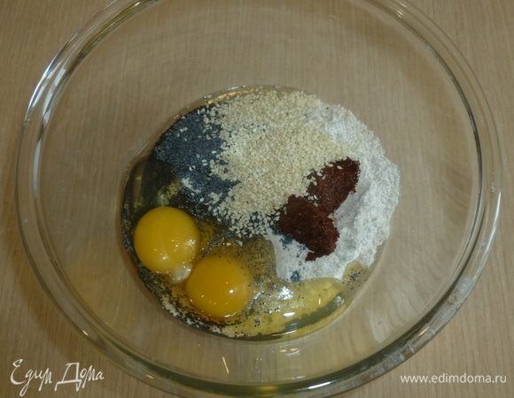 На фото — двойная порция. В миске смешать муку, разрыхлитель, мак, аджику, яйца, кунжут. 