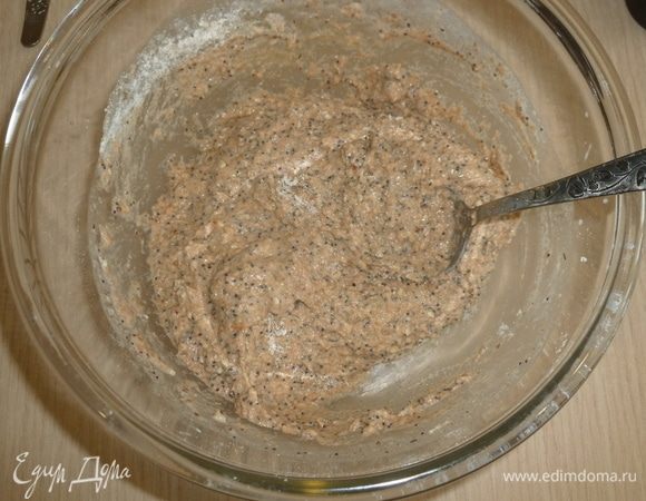 Постепенно влить молоко, перемешать, получится густое тесто. Приправить солью и перцем (при необходимости).
