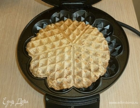 Разогреть вафельницу. Выкладывать тесто ложкой (где-то 1,5–2 ст. л. за раз). Пожарить вафли, остудить на решетке. 