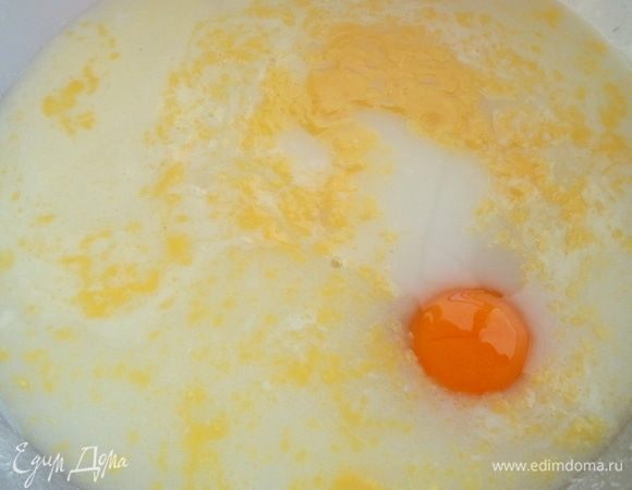 Вбить яйцо и влить сироп.