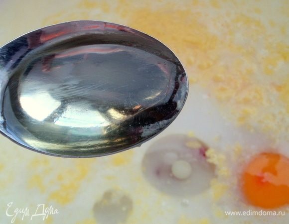 Влить растительное масло.