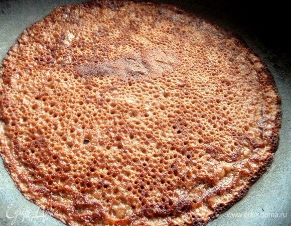 Налить немного теста и жарить с двух сторон блинчик. И так остальные 13 шт.