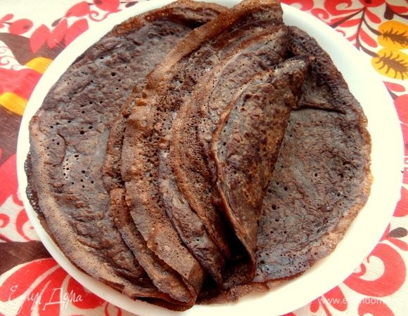 Перенести на тарелку готовые блинчики.