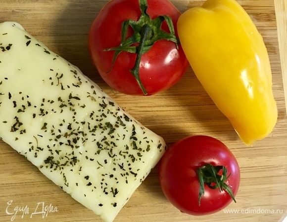 Подготовим ингредиенты для нашего салата. На две порции вполне достаточно 2 средние помидоры, один болгарский перчик и сыр, как я уже указала, в моем случае сыр халуми. Заранее ставим сковороду-гриль разогреваться! Очень важно выкладывать продукты именно на горячую сковороду!