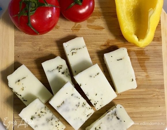 Сыр я нарезала прямоугольниками. У меня сыр уже сразу попался с зеленью.